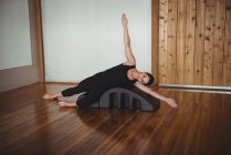 Mujer haciendo ejercicio con arco de yoga en el gimnasio - foto de stock