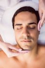 Männliche Patientin erhält Massage vom Arzt in Klinik — Stockfoto