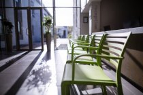 Пустые зеленые скамейки в больнице — стоковое фото