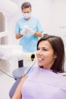 Жіночий пацієнт, який приймає лікування зубів у стоматологічній клініці — стокове фото