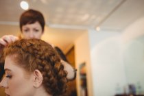 Крупный план женщины в парикмахерской — стоковое фото