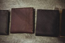 Різні шкіряні гаманці на столі в майстерні — стокове фото