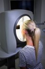 Женщина, получающая эстетическое лазерное сканирование в клинике — стоковое фото