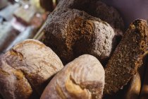 Primo piano di vari tipi di pane nei supermercati — Foto stock