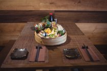 Различные суши в бамбуковой тарелке суши в ресторане — стоковое фото