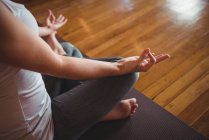 Donna che esegue yoga in palestra, ritagliato — Foto stock