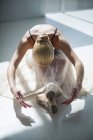 Bailarina fazendo exercício de alongamento no estúdio de balé — Fotografia de Stock