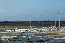 Vista di aeroplani in piedi al terminal — Foto stock
