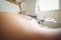 Close-up de paciente recebendo agulha electro seco no ombro na clínica — Fotografia de Stock