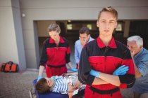 Sanitäter untersuchen verletzten Jungen auf Straße — Stockfoto