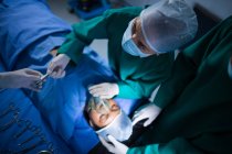 Chirurgiens effectuant une opération dans le théâtre d'opération de l'hôpital — Photo de stock