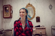 Femme avec dreadlocks dans le salon — Photo de stock