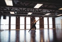 Молодая женщина, исполняющая современный танец в танцевальной студии — стоковое фото