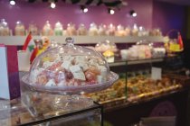 Різні турецькі солодощі розташовані на полицях і лічильниках в магазині — стокове фото