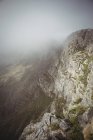 Belle vue sur la chaîne de montagnes avec des nuages de brume — Photo de stock