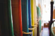 Planches de surf colorées disposées dans un intérieur de boutique — Photo de stock