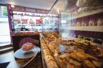 Verschiedene türkische Süßigkeiten in Regalen und Auslagen im Geschäft arrangiert — Stockfoto