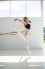 Балерина практикуючих балету танцюють у студію балету — стокове фото