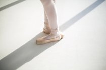 Ноги артистки балета, исполняющей балетные танцы в балетной студии — стоковое фото