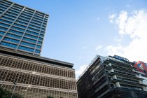 Modernos arranha-céus de escritório no distrito de negócios, visão de baixo ângulo — Fotografia de Stock