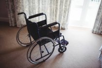 Cadeira de rodas vazia no quarto em casa — Fotografia de Stock