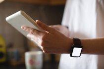 Frauen nutzen digitales Tablet zu Hause in der Küche — Stockfoto