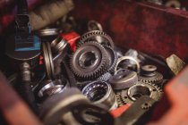 Gros plan sur les engrenages des moteurs automobiles dans le garage de réparation — Photo de stock