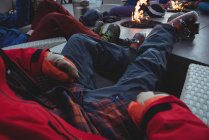 Низька частина лижників відпочиває на гірськолижному курорті під вогнем — стокове фото