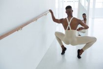 Ballerino übt Balletttanz vor Spiegel im Studio — Stockfoto