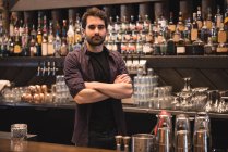 Портрет впевненого бармена, що стоїть за барною стійкою — стокове фото