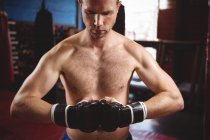 Boxer che esegue posizione di pugilato in palestra — Foto stock