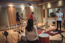 Banda musicale esibendosi in uno studio di registrazione — Foto stock
