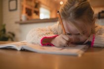 Увага дівчина робить домашнє завдання у вітальні вдома — стокове фото