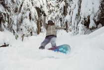 Жінка сноубордингу на схилі снігові гори — стокове фото