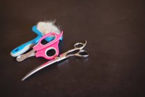 Крупним планом ножиці та інструмент для видалення волосся у центрі догляду за собаками — стокове фото
