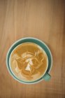 Taza de café sobre mesa de madera en cafetería - foto de stock
