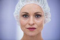Ritratto di donna con segni per il trattamento cosmetico con cappuccio chirurgico — Foto stock