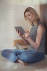 Schöne Frau nutzt digitales Tablet zu Hause — Stockfoto