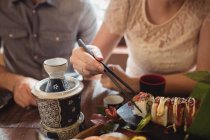 Paar trinkt Sushi im Restaurant — Stockfoto