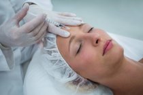 Close-up da doente a receber injecção de botox na testa — Fotografia de Stock
