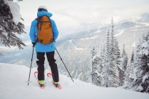 Лижник, катання на лижах на снігу покриті гори — стокове фото