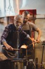 Команда митець формування та формування розплавленого скла на заводі glassblowing — стокове фото