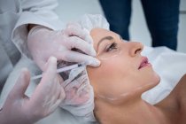 Frau erhält Botox-Spritze in Klinik — Stockfoto
