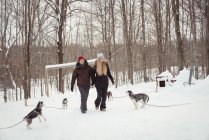 Husky собак гавкіт на mushers пару на сніжний пейзаж — стокове фото