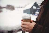 Mann trinkt Kaffee in einem Skigebiet — Stockfoto