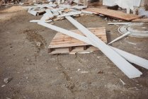 Lange Holzbohlen auf Baustelle — Stockfoto