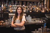 Porträt einer selbstbewussten Barkeeperin an der Theke — Stockfoto