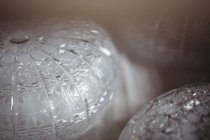 Close-up de artigos de vidro na fábrica de sopro de vidro — Fotografia de Stock