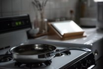 Primer plano de la cacerola en la estufa de gas en la cocina en casa - foto de stock