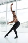 Портрет балерины, практикующей балетный танец в студии — стоковое фото